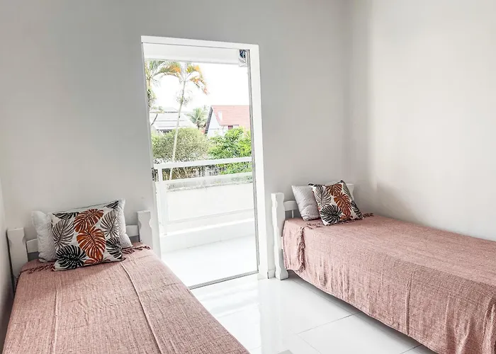 Apartamento com 4 quartos, uma quadra da Praia Enseada, Guarujá